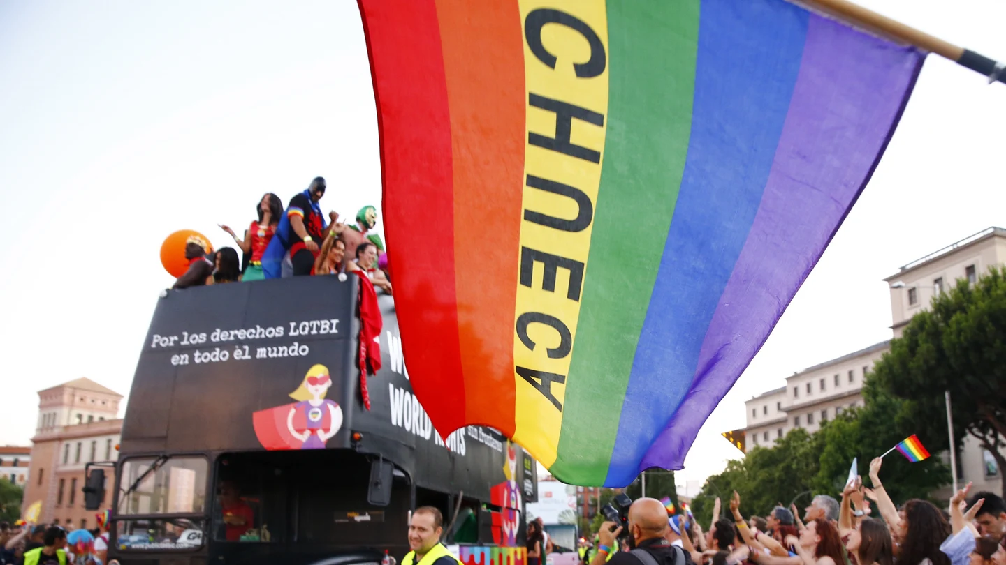 Las carrozas del Orgullo desfilan por Madrid Las carrozas del Orgullo desfilan por Madrid