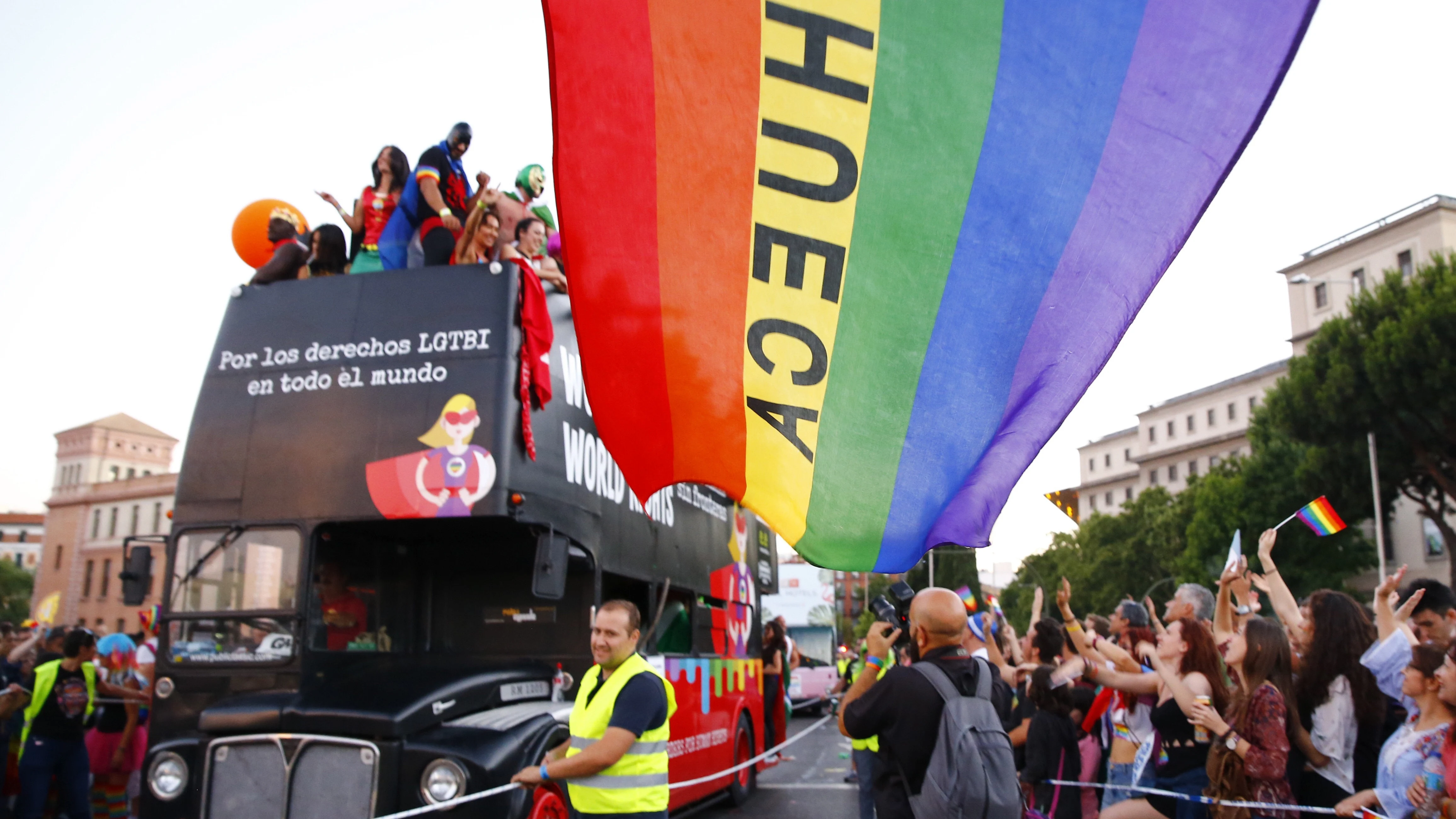 Las carrozas del Orgullo desfilan por Madrid