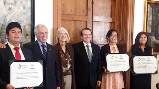 Tres estudiantes mexicanos diseñan un material para regenerar huesos mediante impresión 3D Tres estudiantes mexicanos diseñan un material para regenerar huesos mediante impresión 3D