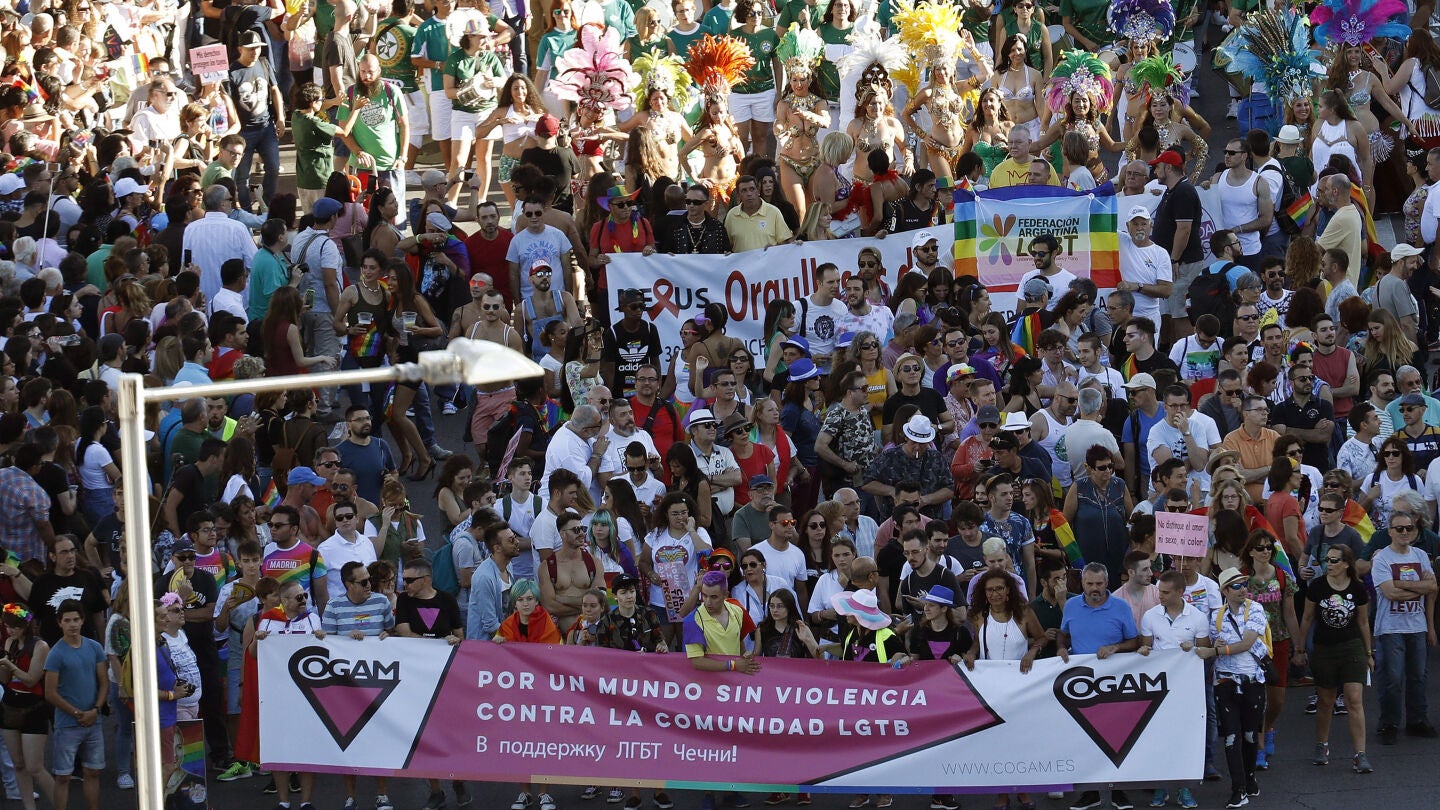 Miles de personas recorren esta tarde las calles de Madrid durante la manifestaci&oacute;n del Orgullo Gay 2017 con el lema "Por los derechos LGTBI en todo el mundo"