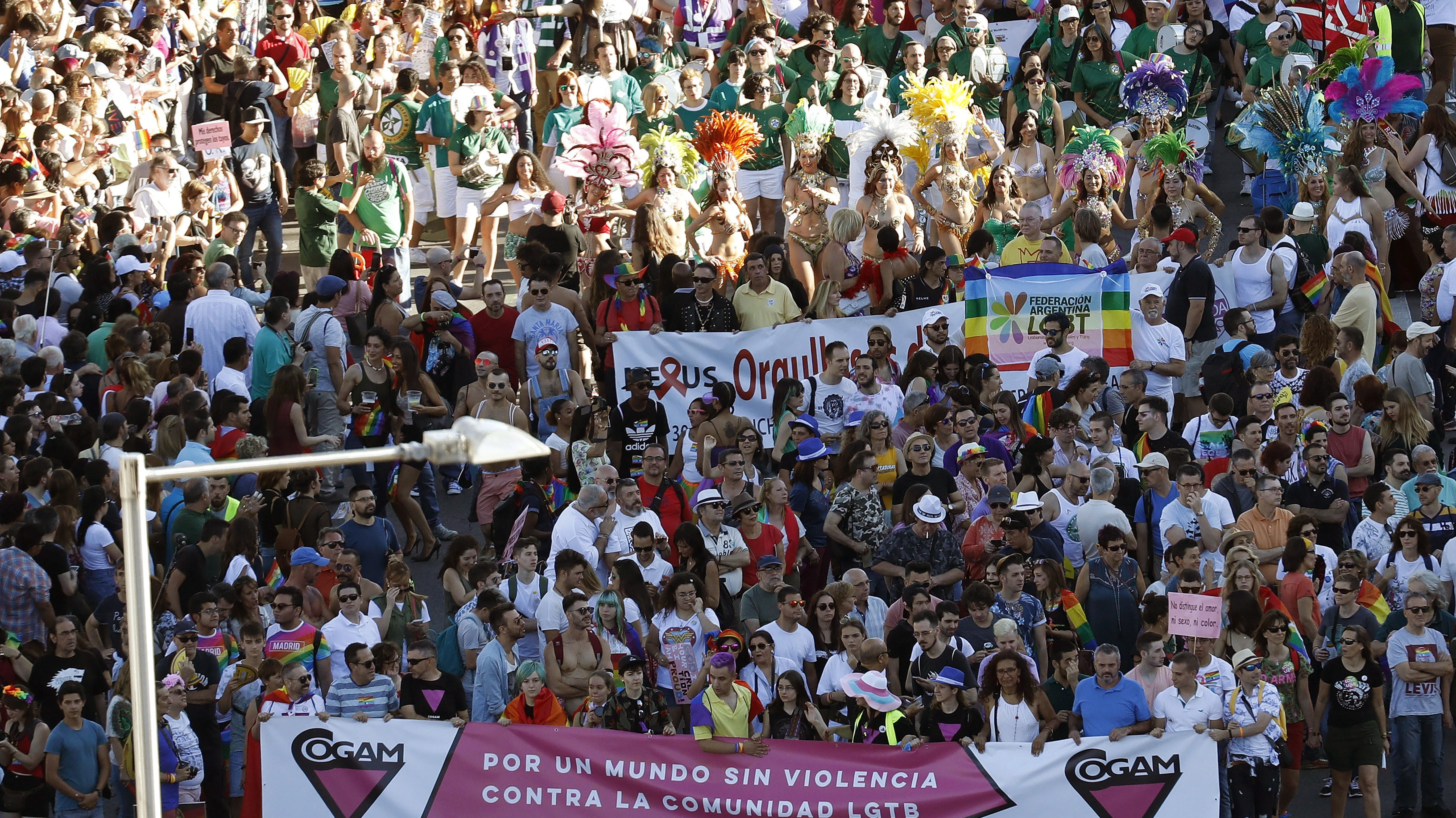 Miles de personas recorren esta tarde las calles de Madrid durante la manifestación del Orgullo Gay 2017 con el lema "Por los derechos LGTBI en todo el mundo"