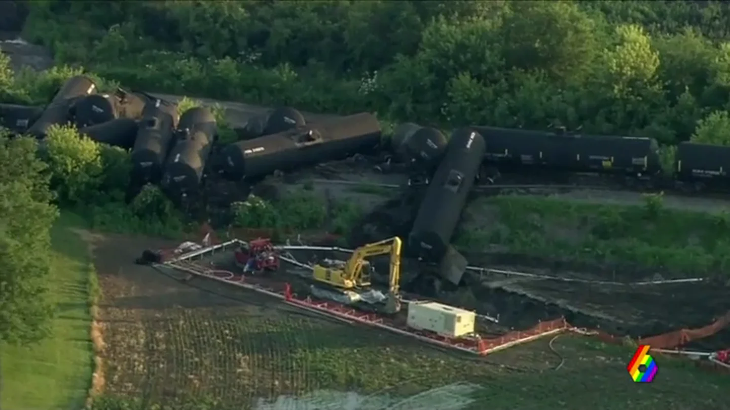 Descarrila un tren de carga en Chicago que transportaba crudo, no llevaba pasajeros Descarrila un tren de carga en Chicago que transportaba crudo, no llevaba pasajeros