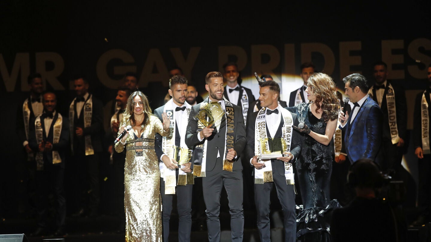 Los ganadores del "Mr. Gay Pride Espa&ntilde;a 2017", durante la gala celebrada esta noche en la Puerta del Sol de Madrid