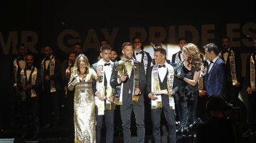 Los ganadores del "Mr. Gay Pride España 2017", durante la gala celebrada esta noche en la Puerta del Sol de Madrid