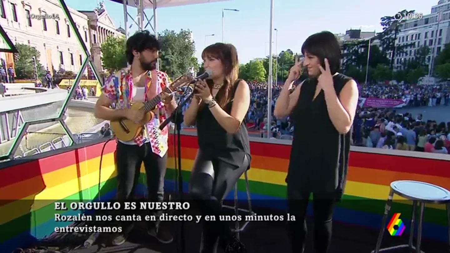 Rozalén cantando la canción 'Girasoles' en el set de laSexta durante el World Pride Rozalén cantando la canción 'Girasoles' en el set de laSexta durante el World Pride