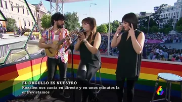 Rozalén cantando la canción 'Girasoles' en el set de laSexta durante el World Pride 