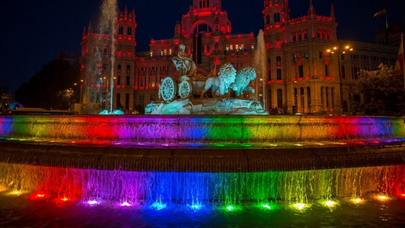 La plaza de Cibeles se ilumina con los colores del World Pride