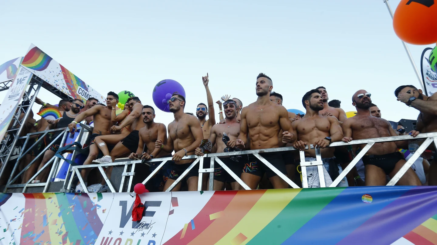 Ambiente en una de las 52 carrozas que participan en el desfile del World Pride 2017 Ambiente en una de las 52 carrozas que participan en el desfile del World Pride 2017