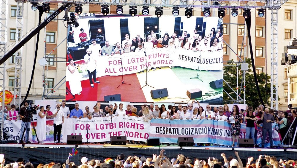 Las distintas asociaciones organizadoras del World Pride 2017, tras el manifiesto ofrecido esta tarde en la Plaza de Colón de Madrid