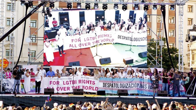 Las distintas asociaciones organizadoras del World Pride 2017, tras el manifiesto ofrecido esta tarde en la Plaza de Colón de Madrid