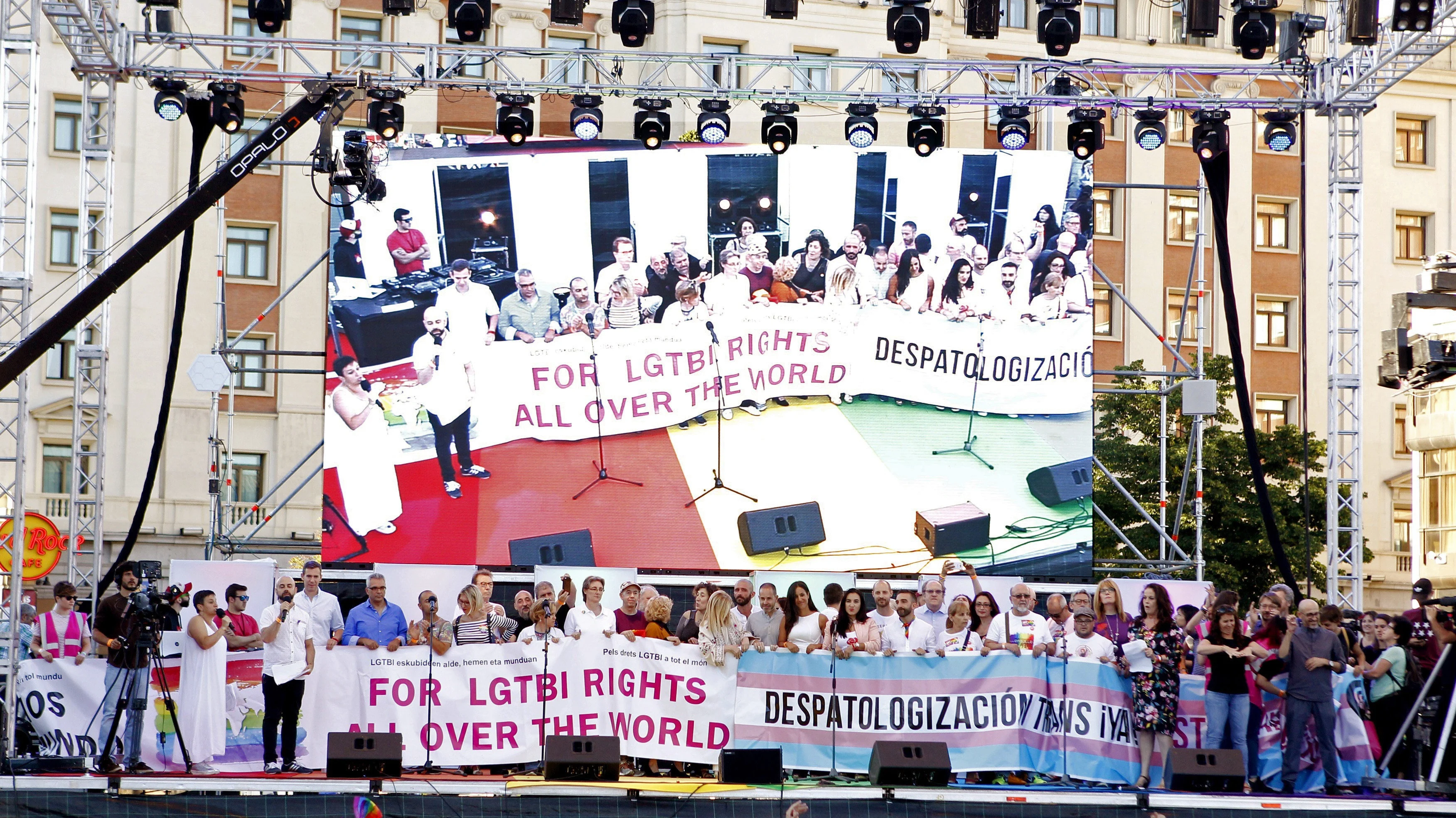 Las distintas asociaciones organizadoras del World Pride 2017, tras el manifiesto ofrecido esta tarde en la Plaza de Colón de Madrid