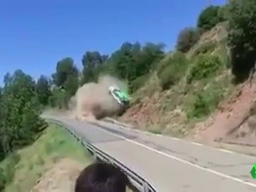 Brutal accidente de Albert Orriols con su Skoda Fabia R5 en el Rally de Osona Brutal accidente de Albert Orriols con su Skoda Fabia R5 en el Rally de Osona