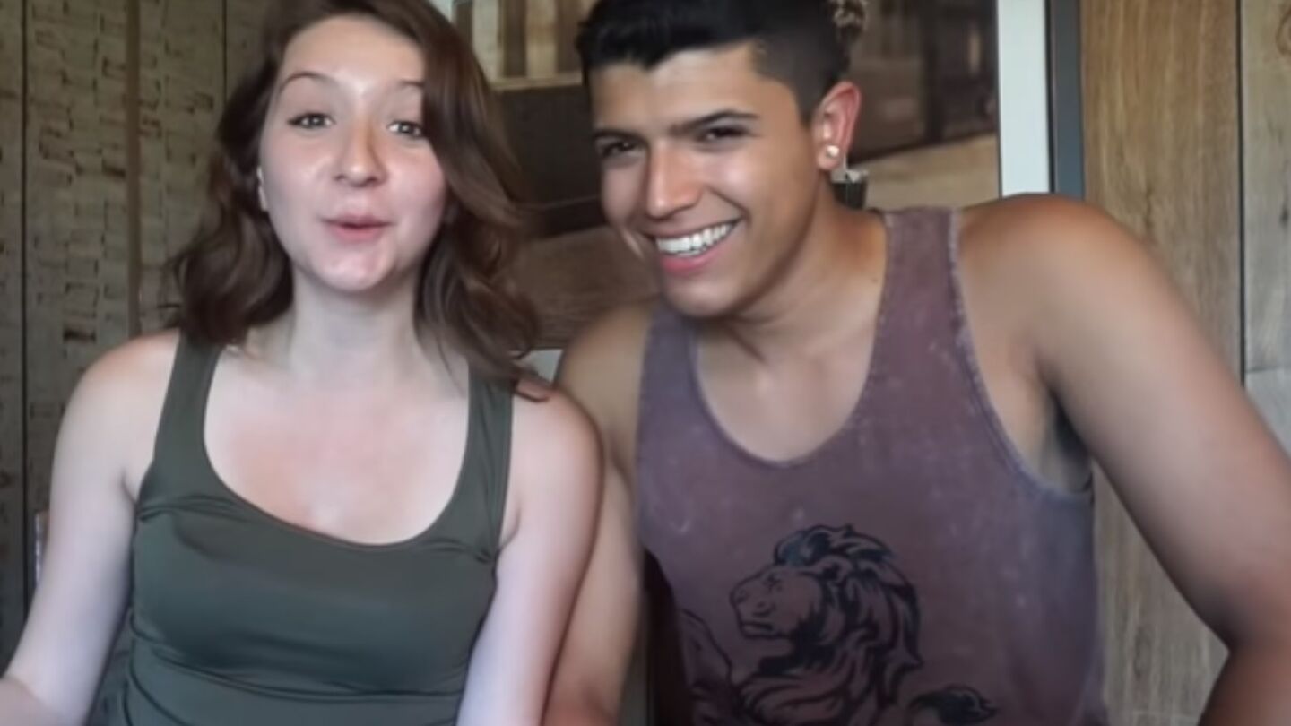 La joven junto a su novio en otro de sus v&iacute;deos de Youtube