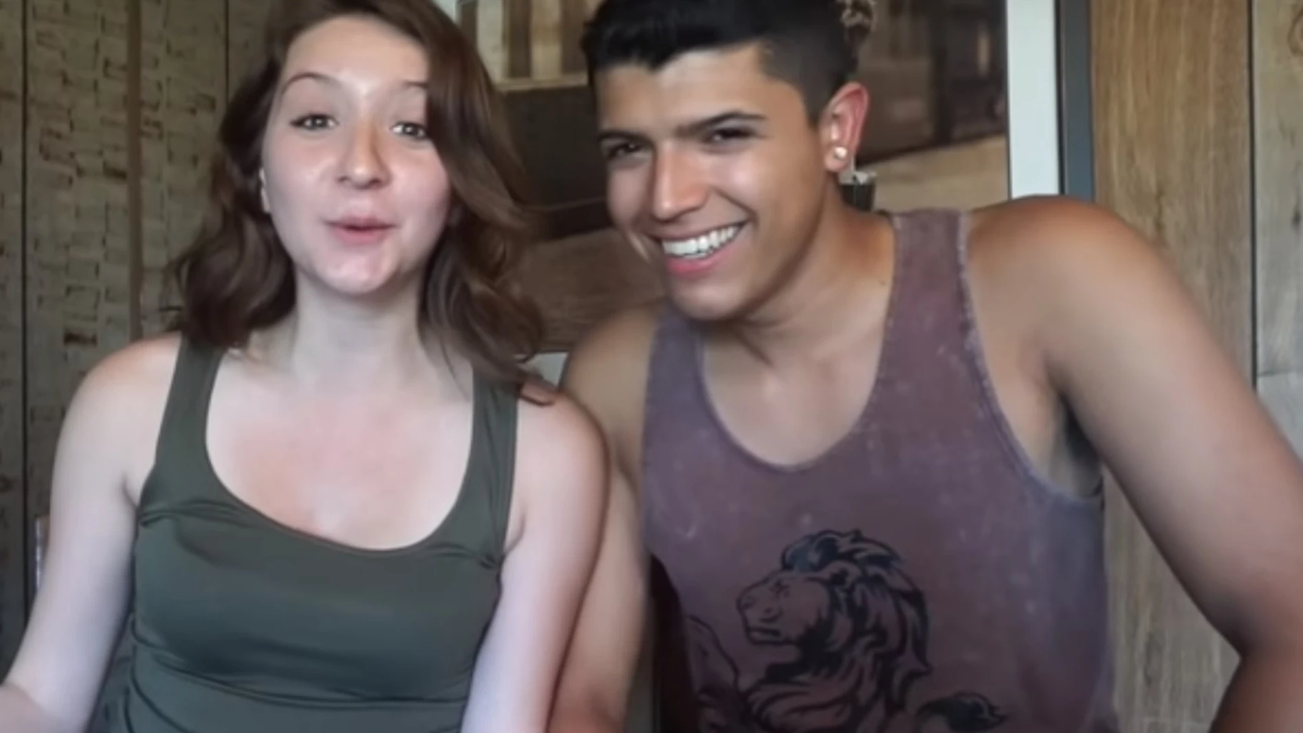 La joven junto a su novio en otro de sus vídeos de Youtube