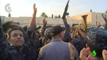 Los soldados iraquíes celebrando la victoria