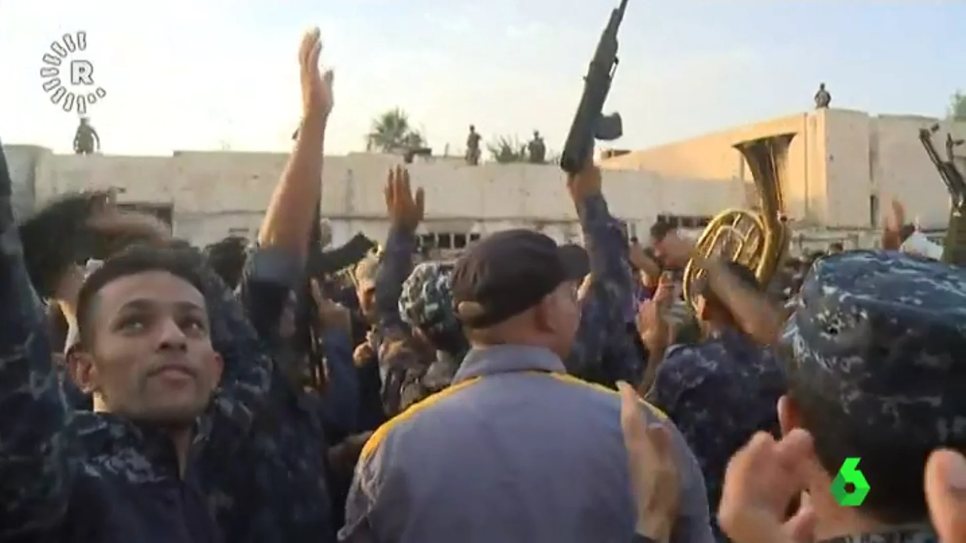 Los soldados iraquíes celebrando la victoria