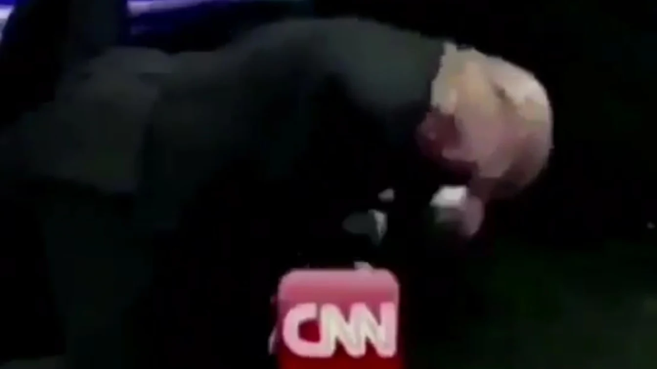 Trump golpeando al hombre con el logo de la CNN Trump golpeando al hombre con el logo de la CNN
