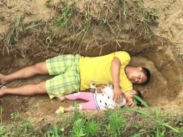 Un padre prepara a su hija para la muerte cavándole una tumba Un padre prepara a su hija para la muerte cavándole una tumba