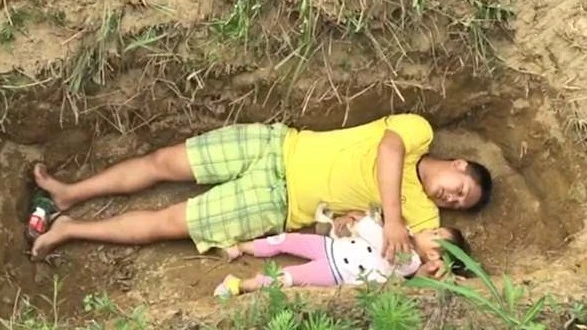  Un padre prepara a su hija para la muerte cav&aacute;ndole una tumba