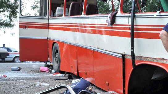 Imagen de archivo del estado en el que qued&oacute; un autob&uacute;s de pasajeros tras chocar con un cami&oacute;n cisterna en Rusia en el a&ntilde;o 2009