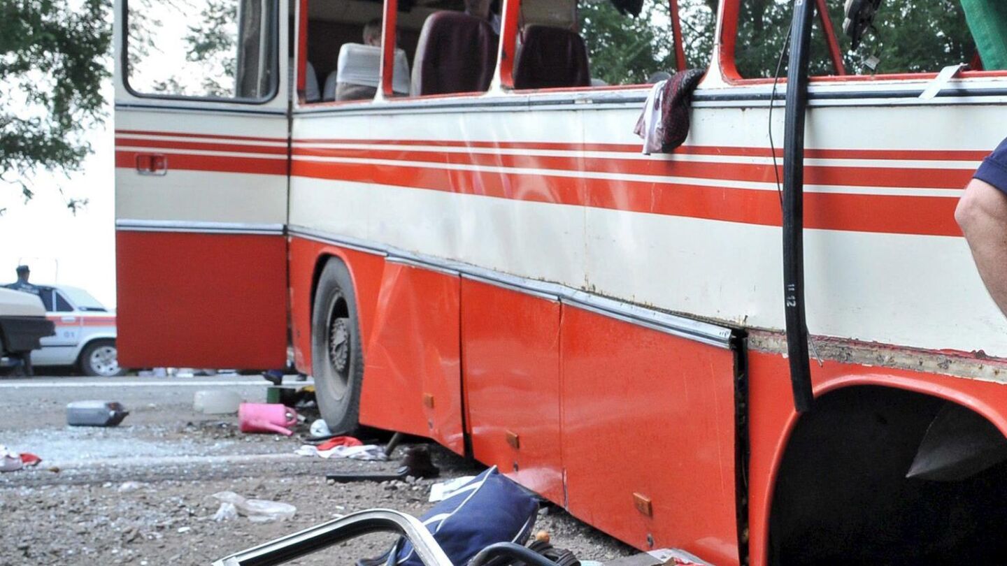 Imagen de archivo del estado en el que qued&oacute; un autob&uacute;s de pasajeros tras chocar con un cami&oacute;n cisterna en Rusia en el a&ntilde;o 2009