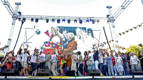 Conga de los miembros de todos los partidos políticos para firmar la unidad a favor de los derechos LGTBI Conga de los miembros de todos los partidos políticos para firmar la unidad a favor de los derechos LGTBI