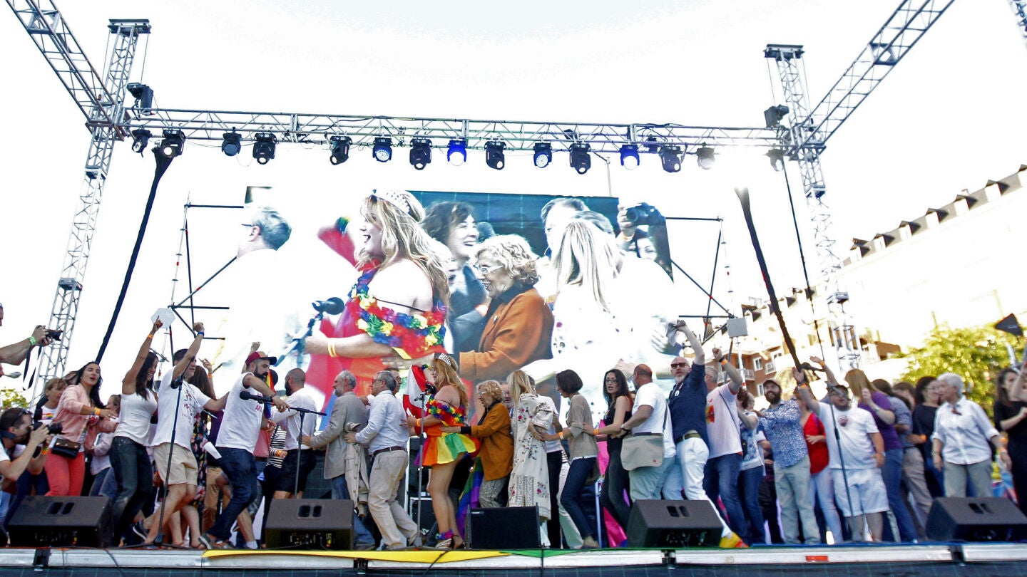 Conga de los miembros de todos los partidos pol&iacute;ticos para firmar la unidad a favor de los derechos LGTBI