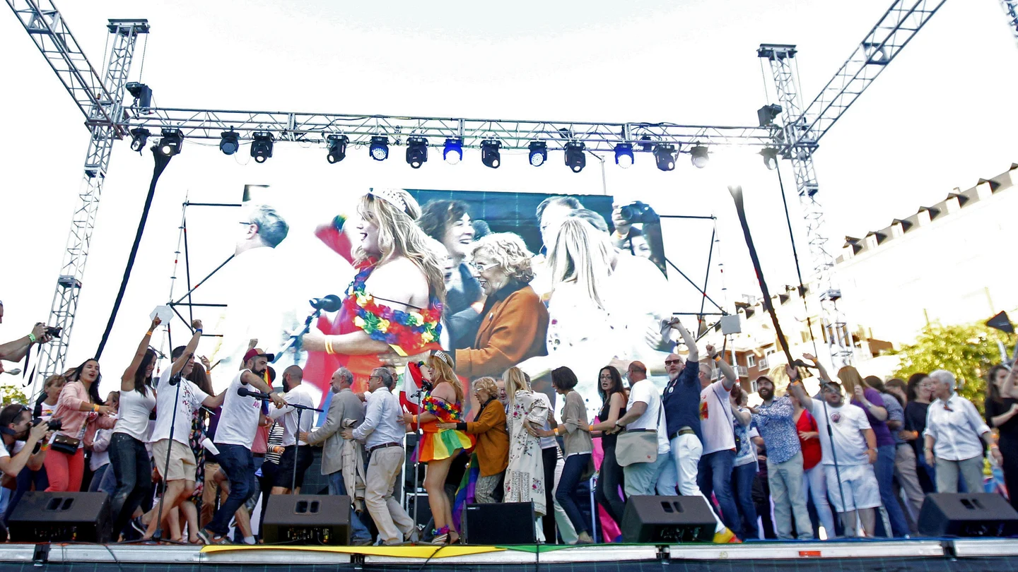 Conga de los miembros de todos los partidos políticos para firmar la unidad a favor de los derechos LGTBI Conga de los miembros de todos los partidos políticos para firmar la unidad a favor de los derechos LGTBI