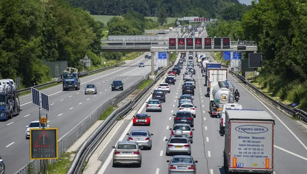 Vista de la autopista Autobahn A9 cerca de Allershausen, Alemania