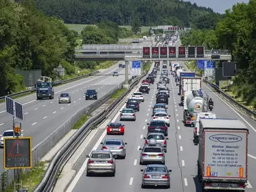 Vista de la autopista Autobahn A9 cerca de Allershausen, Alemania Vista de la autopista Autobahn A9 cerca de Allershausen, Alemania