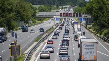 Vista de la autopista Autobahn A9 cerca de Allershausen, Alemania