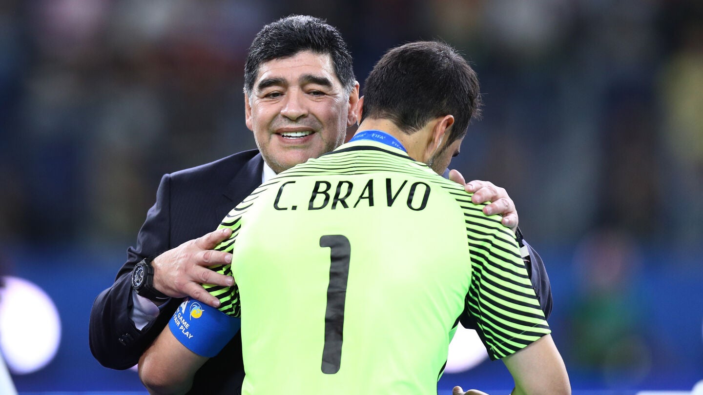 Maradona consuela a Claudio Bravo tras la final de la Copa Confederaciones