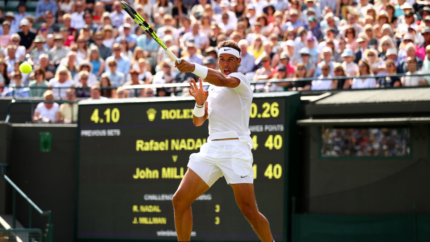Rafa Nadal golpea un 'drive' en su debut en Wimbledon ante John Millman