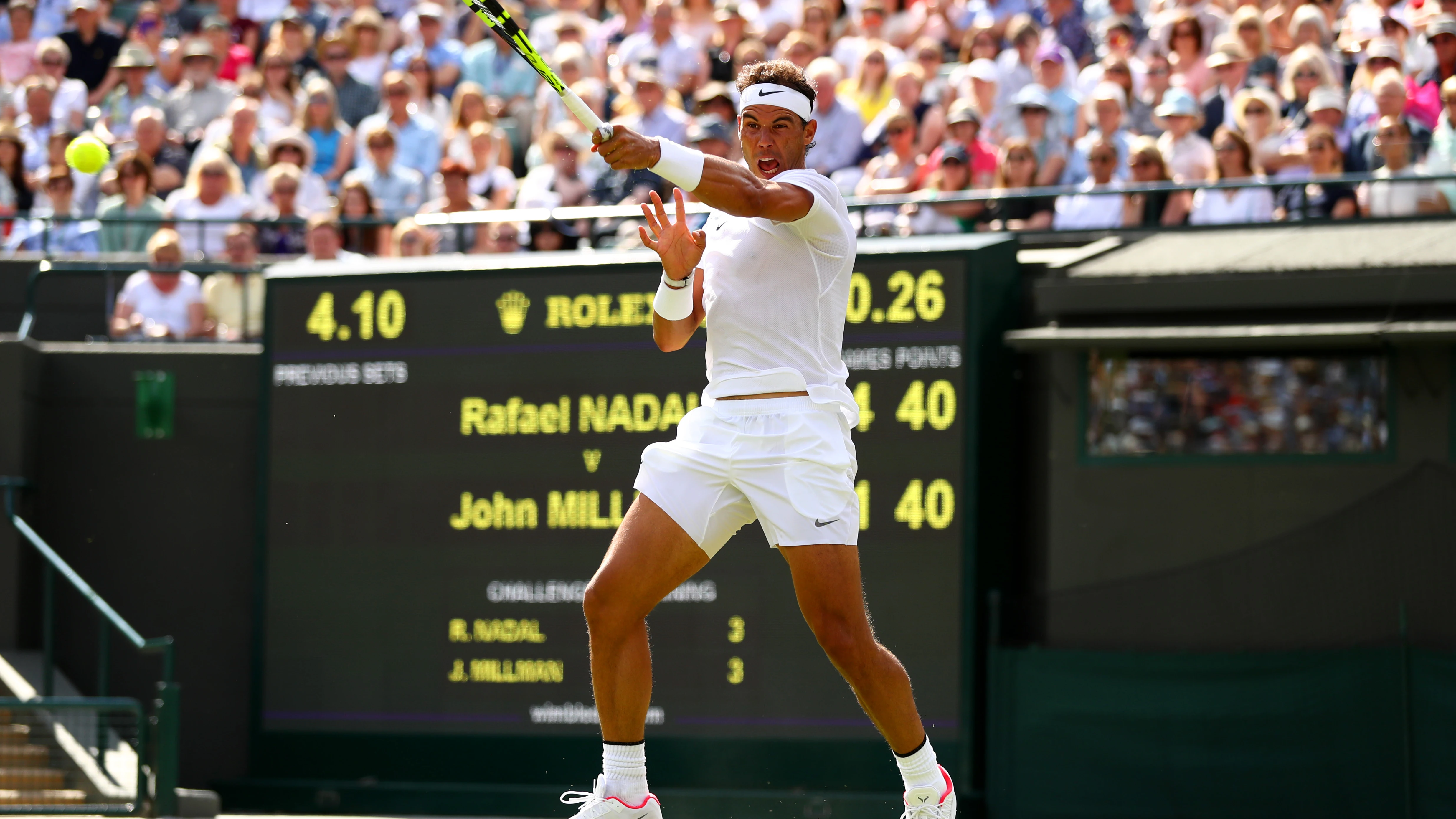 Rafa Nadal golpea un 'drive' en su debut en Wimbledon ante John Millman