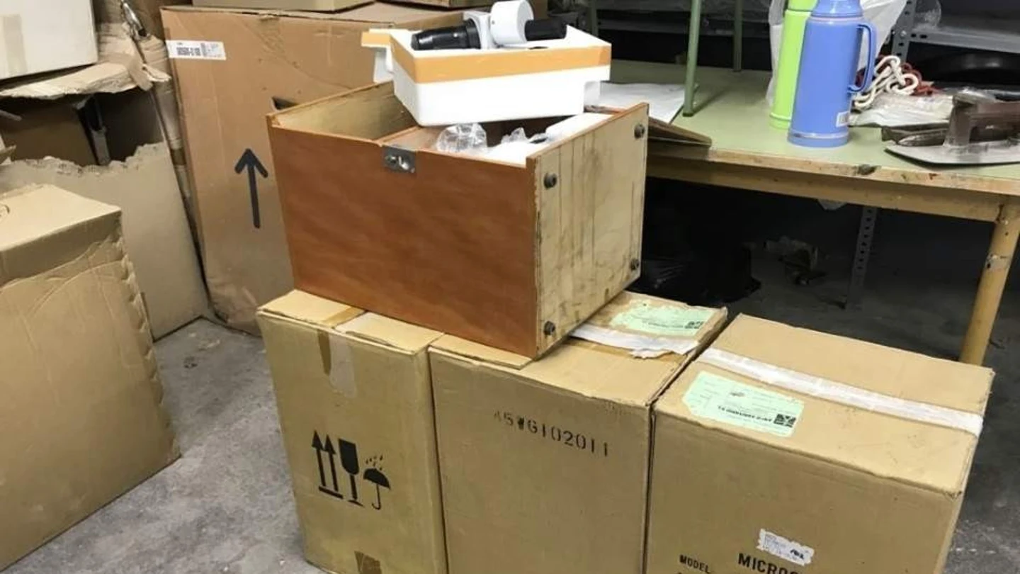Cajas con material escolar halladas en Riba-roja de Túria Cajas con material escolar halladas en Riba-roja de Túria