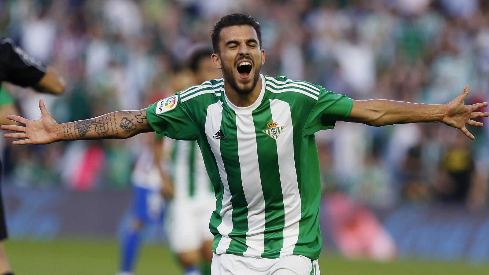 Dani Ceballos celebra un gol con el Real Betis