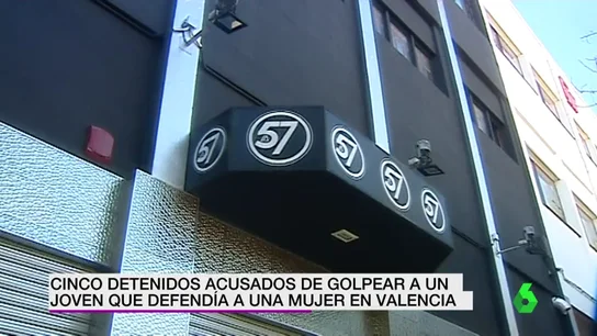Cinco detenidos por agredir a otro hasta dejarlo inconsciente en la puerta de una discoteca en Valencia Cinco detenidos por agredir a otro hasta dejarlo inconsciente en la puerta de una discoteca en Valencia