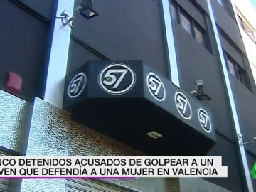 Cinco detenidos por agredir a otro hasta dejarlo inconsciente en la puerta de una discoteca en Valencia Cinco detenidos por agredir a otro hasta dejarlo inconsciente en la puerta de una discoteca en Valencia