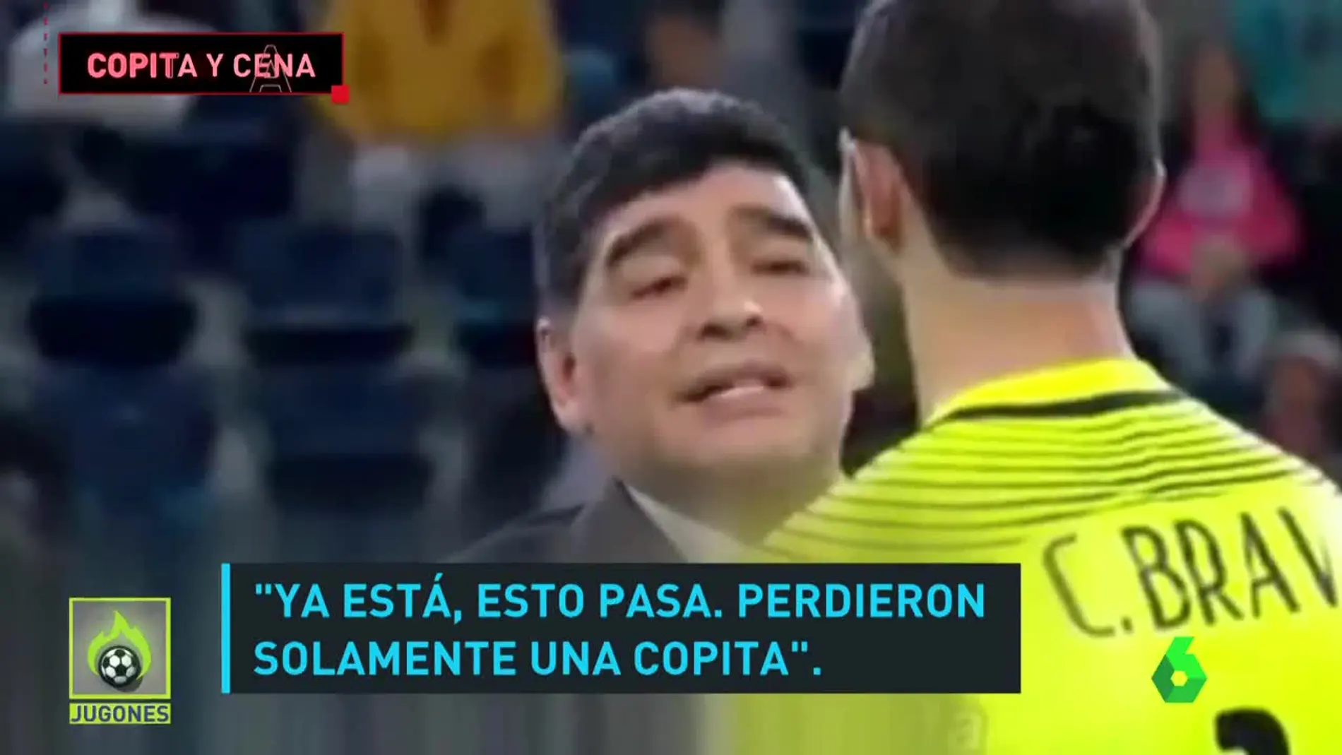 Maradona consuela a Claudio Bravo tras la final de la Copa Confederaciones