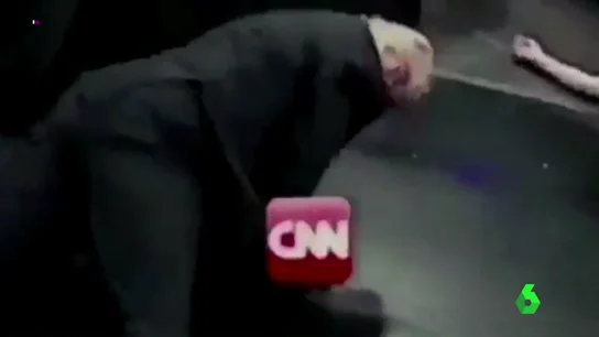 Agresión simulada de Trump a la CNN Agresión simulada de Trump a la CNN