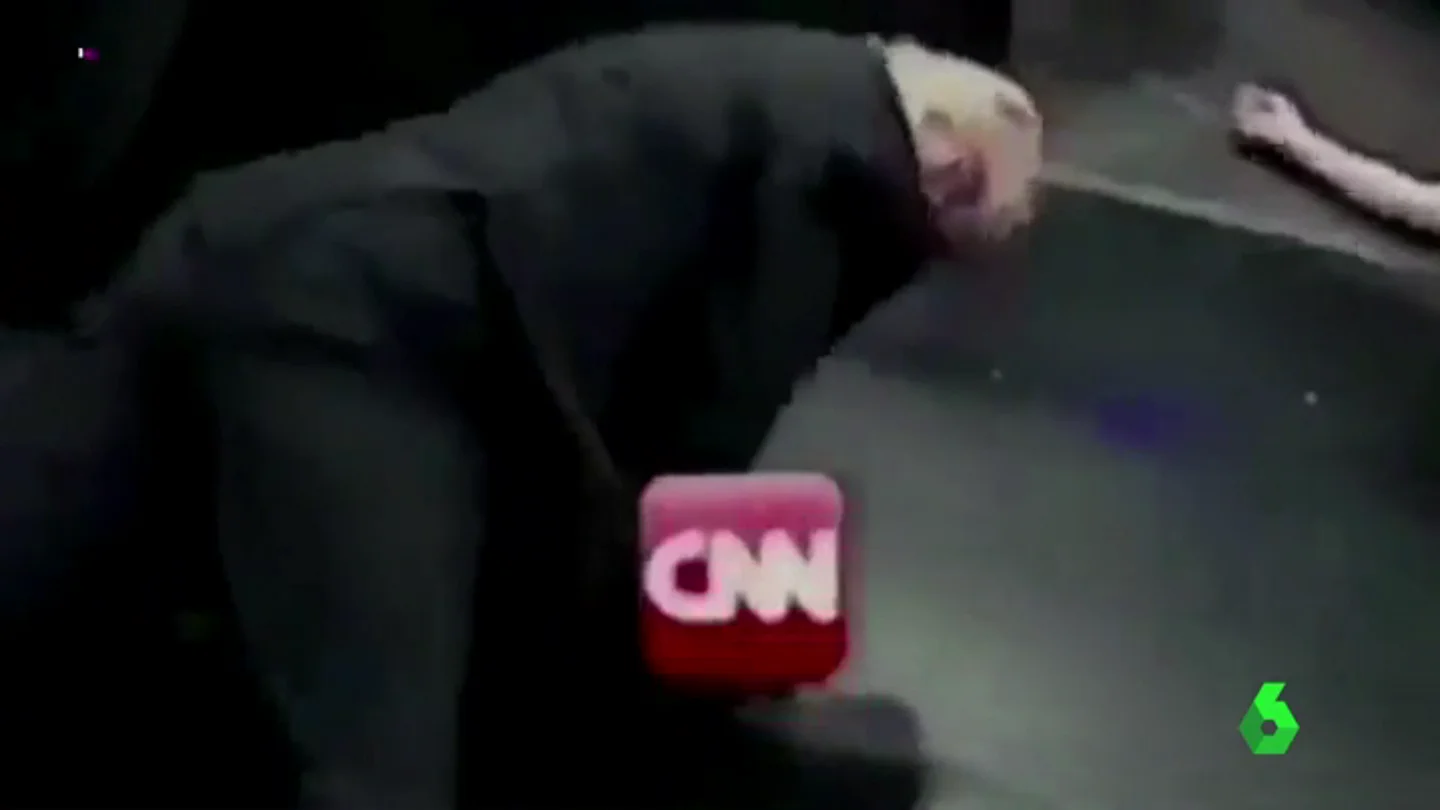 Agresión simulada de Trump a la CNN Agresión simulada de Trump a la CNN