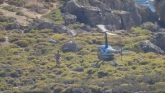 El ba&ntilde;ista subi&eacute;ndose al helic&oacute;ptero