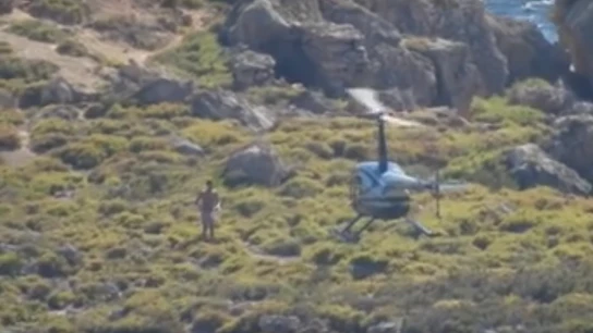 El bañista subiéndose al helicóptero El bañista subiéndose al helicóptero