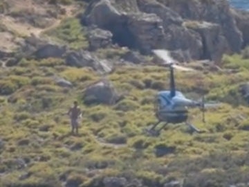 El bañista subiéndose al helicóptero El bañista subiéndose al helicóptero