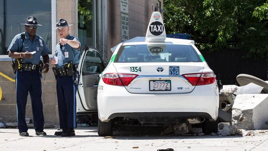 Policías junto al taxi protagonista de los atropellos en Boston Policías junto al taxi protagonista de los atropellos en Boston