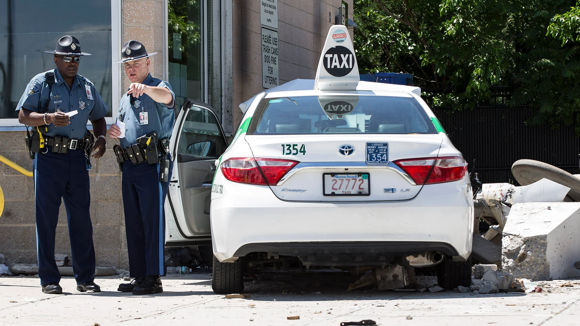 Policías junto al taxi protagonista de los atropellos en Boston