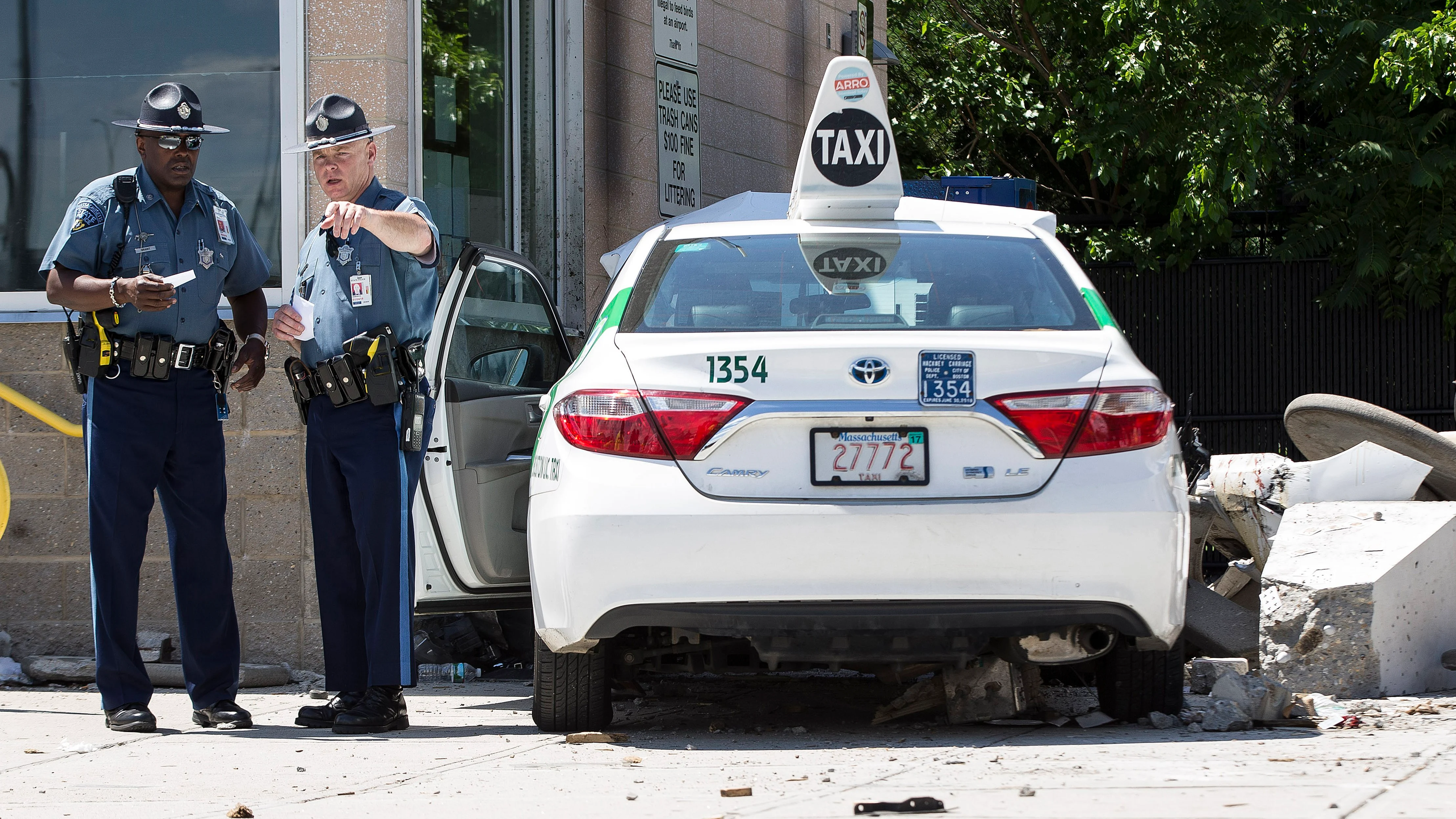 Policías junto al taxi protagonista de los atropellos en Boston