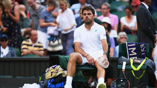 Wawrinka se coloca hielo en su rodilla Wawrinka se coloca hielo en su rodilla