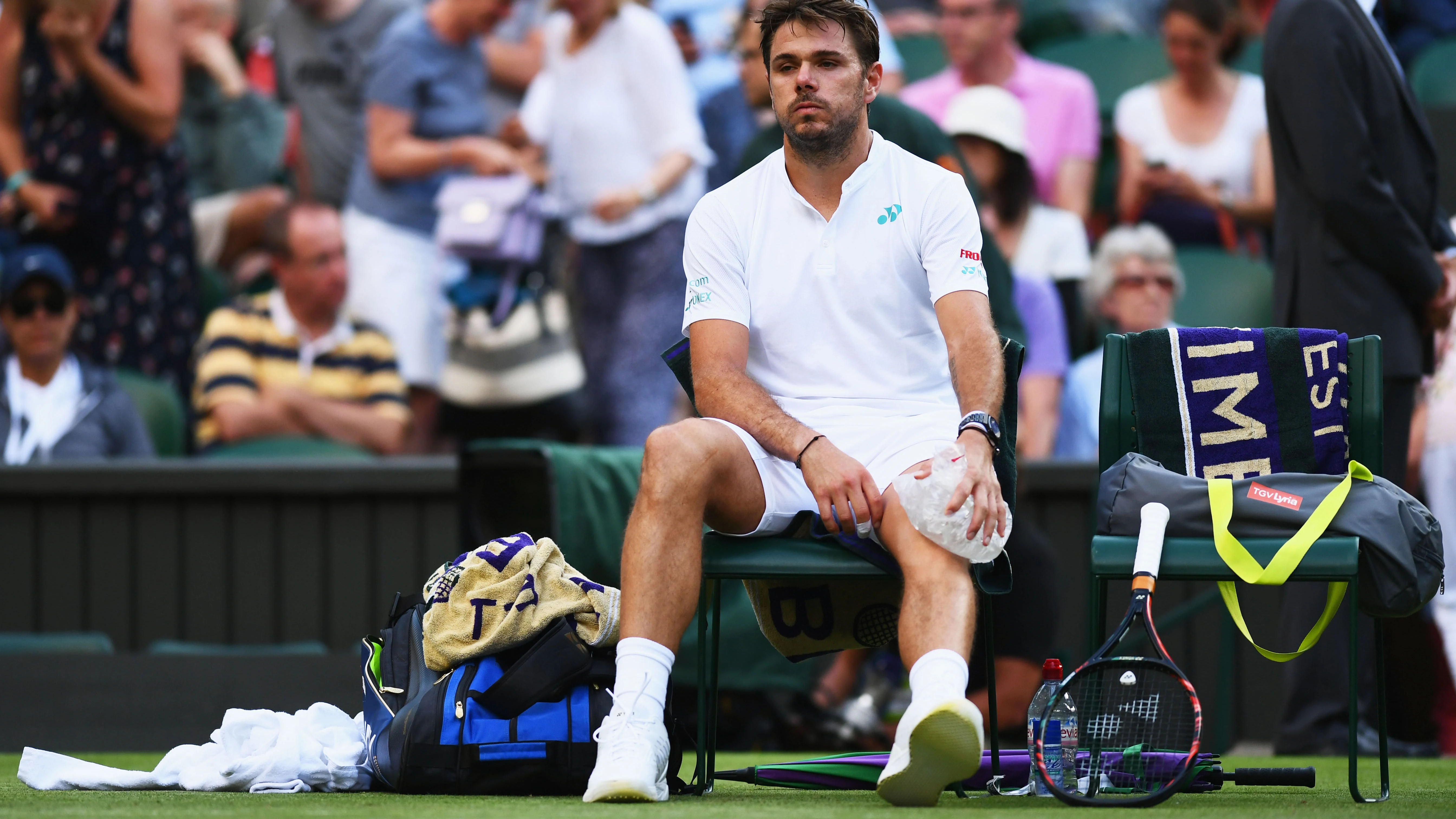 Wawrinka se coloca hielo en su rodilla Wawrinka se coloca hielo en su rodilla