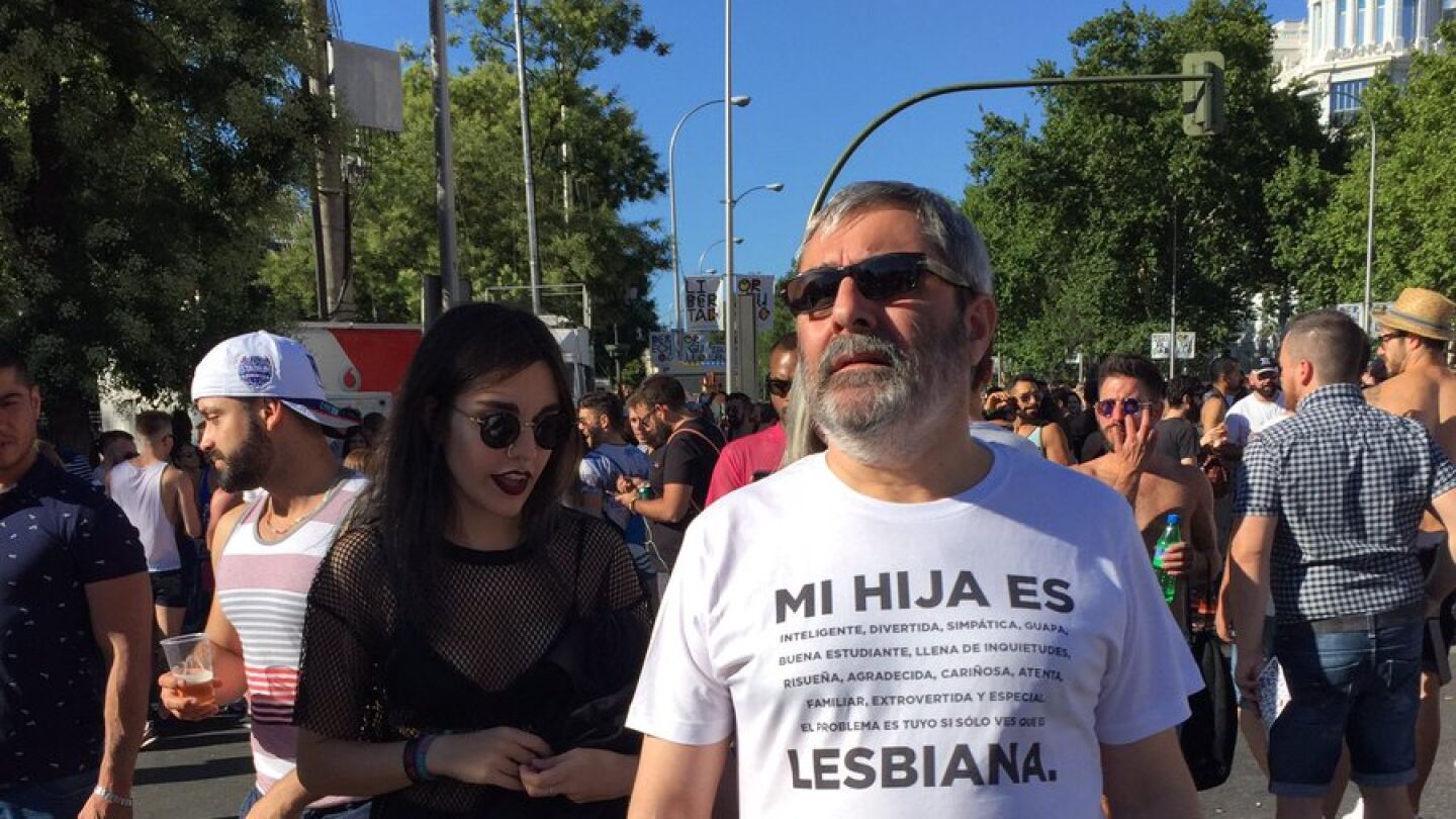 Un padre acompa&ntilde;a a su hija durante la manifestaci&oacute;n del Orgullo LGTBI